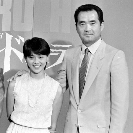 　「迷宮のアンドローラ」製作発表で写真に納まる小泉今日子（左）、長嶋茂雄さん＝１９８４年６月１８日