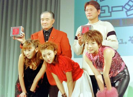 「ラジオ・チャリティ・ミュージックソン」のイベントでの長嶋茂雄さん（後列左）と佐々木主浩さん。（前列左から）酒井若菜、田中麗奈、岡本綾＝２００１年１２月２４日