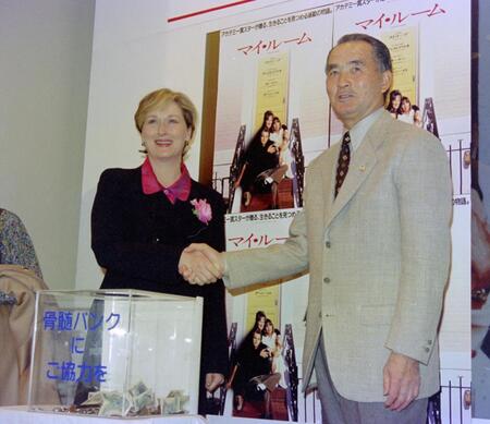 　映画「マイ・ルーム」イベントでメリル・ストリープ（左）と握手をする長嶋茂雄さん＝１９９７年１月２２日
