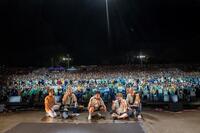 　観客と共に写真撮影するＴＵＢＥ