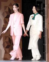 　登壇する剛力彩芽（左）と羽田美智子（撮影・棚橋慶太）