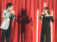 　今田耕司（左）とトークを交わす指原莉乃