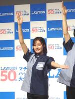 　ポーズを決める王林