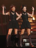 　息のあったダンスを披露するピンク・レディー＝０５年３月