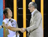 　長嶋茂雄さん（右）と握手を交わす徳光和夫＝１１年８月