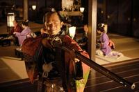 　ひょうろくの兄役のえなりかずき。ＮＨＫ大河ドラマ「べらぼう～蔦重栄華乃夢噺～」より