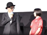 　話すリリー・フランキー（左）を見る鈴木唯