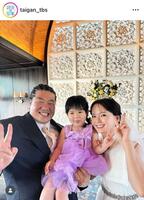 　ドレスアップの詩穂が美しい家族ショット！ 対岸の家事　～これが、私の生きる道！～　４月期火ドラ【公式】のインスタグラム＠ｔａｉｇａｎ＿ｔｂｓより