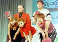 「ラジオ・チャリティ・ミュージックソン」のイベントでの長嶋茂雄さん（後列左）と佐々木主浩さん。（前列左から）酒井若菜、田中麗奈、岡本綾＝２００１年１２月２４日