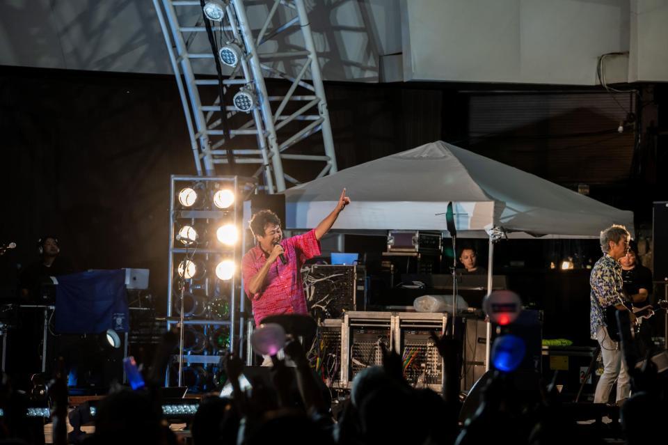 　ステージで熱唱した前田亘輝