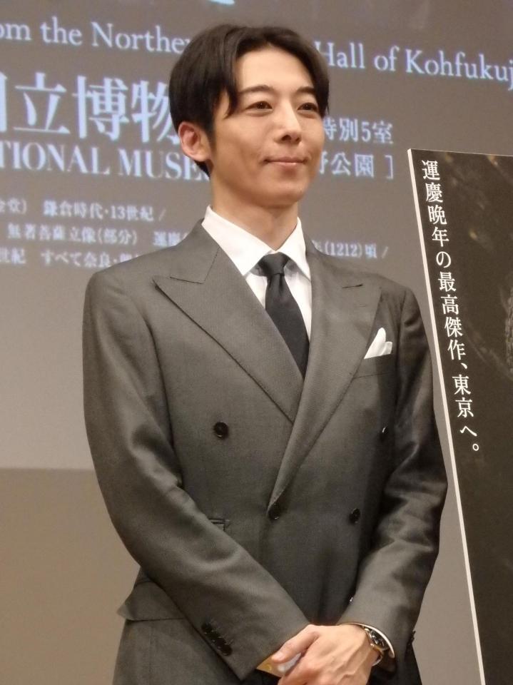 　写真に応じる高橋一生＝都内