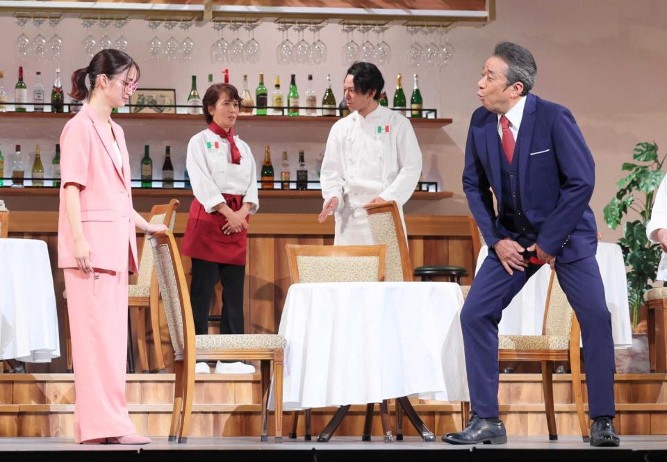 　渡辺正行（右）のズボンが破れるまさかのハプニング