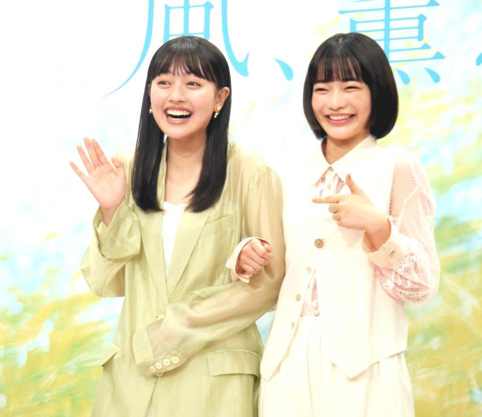 　笑顔を見せる上坂樹里（左）と見上愛