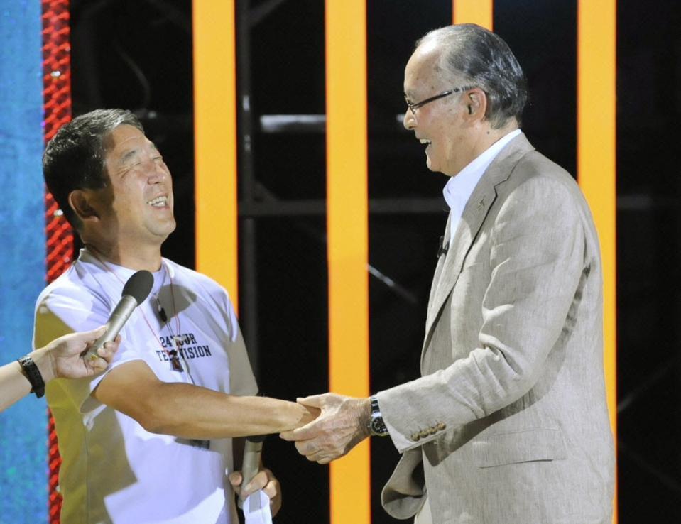 　長嶋茂雄さん（右）と握手を交わす徳光和夫＝１１年８月