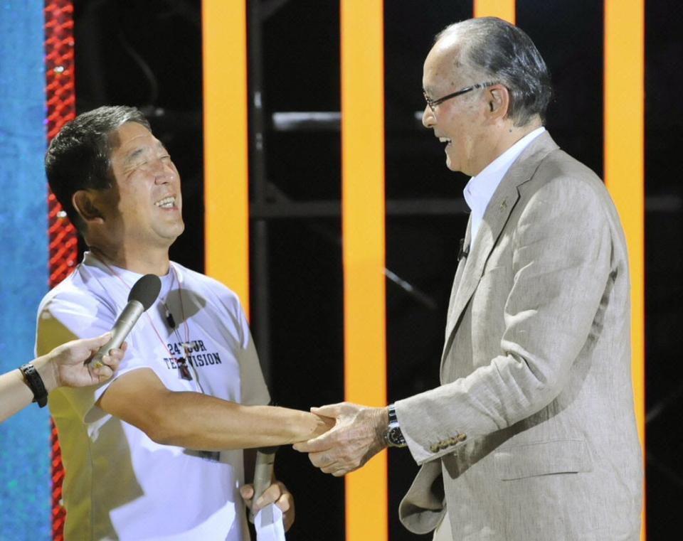 　長嶋茂雄さん（右）と握手を交わす徳光和夫＝１１年８月