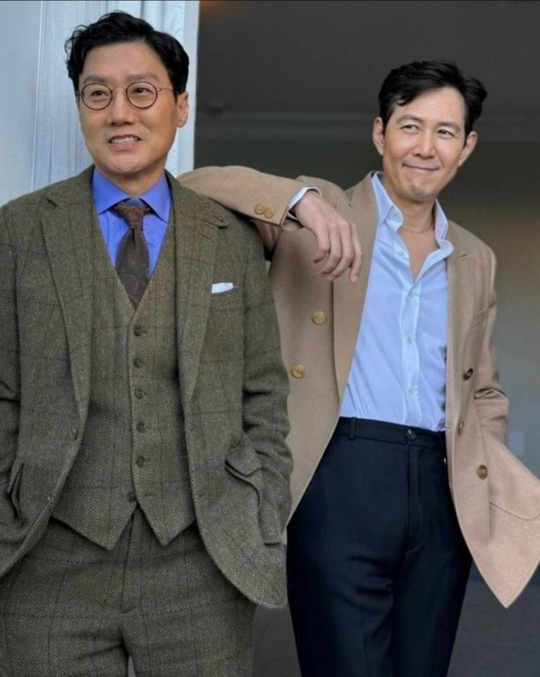 　イ・ジョンジェのインスタグラム＠ｆｒｏｍ＿ｊｊｌｅｅより　「イカゲーム」のファン・ドンヒョク監督（左）と主演のイ・ジョンジェ 