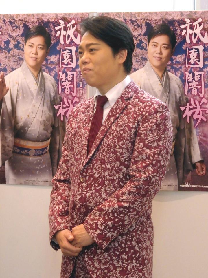 　取材に応じる三山ひろし