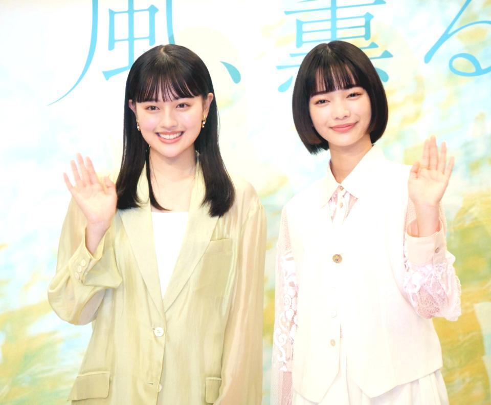 　笑顔で撮影に応じる上坂樹里（左）と見上愛