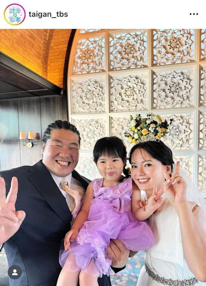 　ドレスアップの詩穂が美しい家族ショット！ 対岸の家事　～これが、私の生きる道！～　４月期火ドラ【公式】のインスタグラム＠ｔａｉｇａｎ＿ｔｂｓより