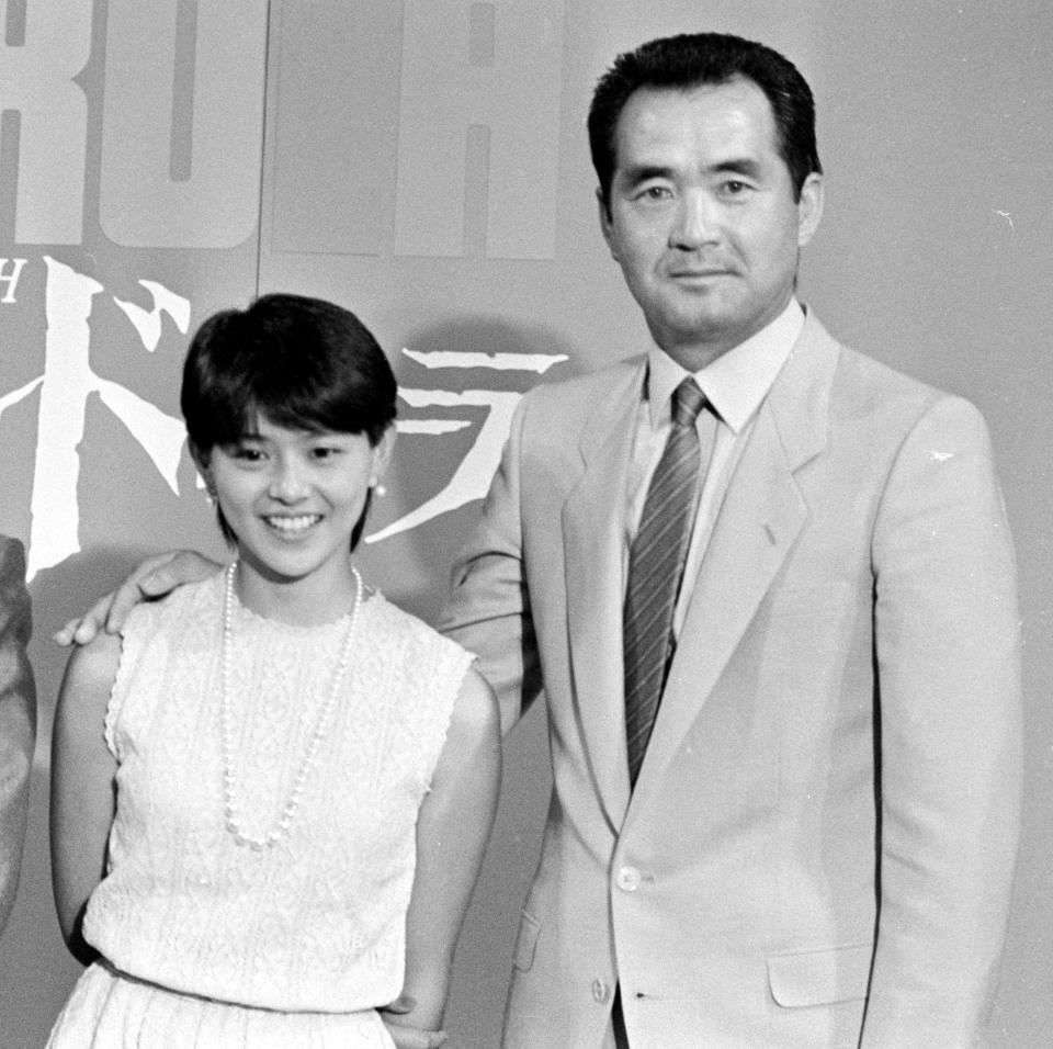 　「迷宮のアンドローラ」製作発表で写真に納まる小泉今日子（左）、長嶋茂雄さん＝１９８４年６月１８日