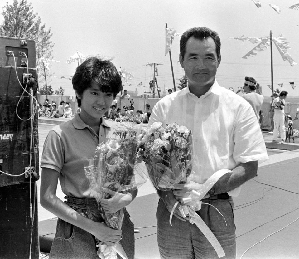 　弘済学園のプールで花束を手にする早見優（左）と長嶋茂雄さん＝１９８５年７月２６日