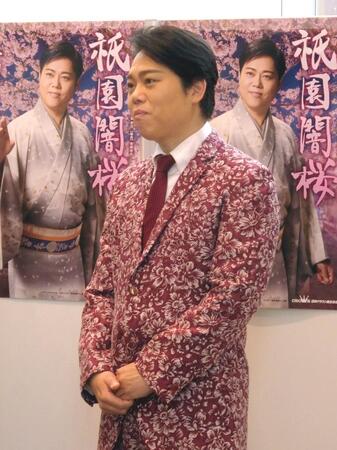 　取材に応じる三山ひろし