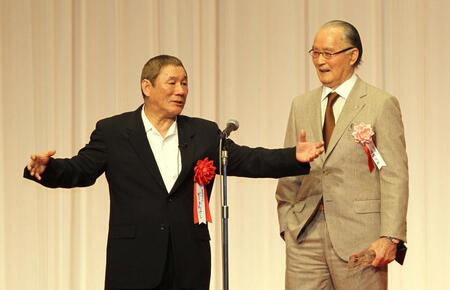 　長嶋茂雄さん（右）と笑顔で話すビートたけし＝２０１０年２月