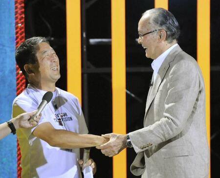 　「２４時間テレビ」で長嶋茂雄さん（右）と握手を交わす徳光和夫＝２０１１年８月