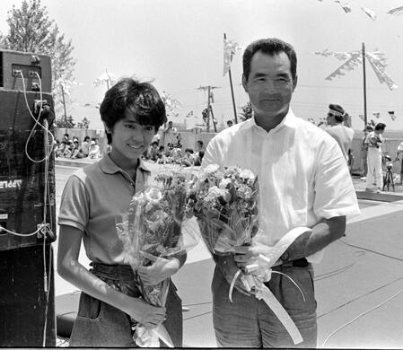 　花束を手にする早見優（左）と長嶋茂雄さん＝１９８５年７月
