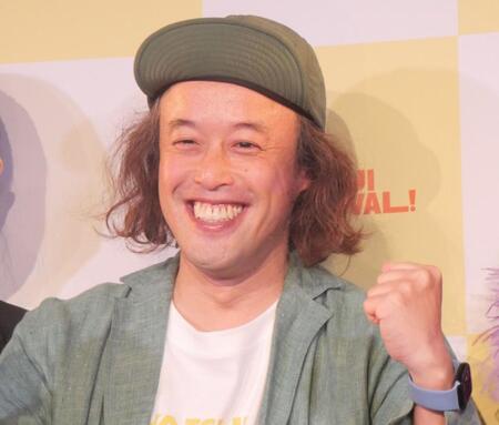 　会見に出席したやついいちろう