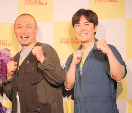 　会見に出席したラブレターズ