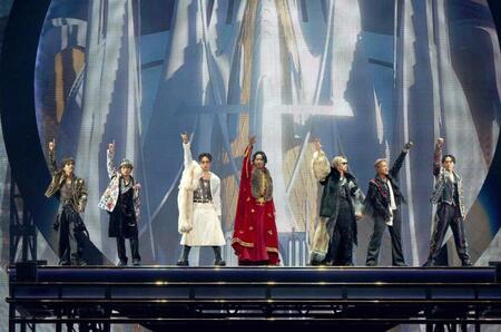 　高々と手を掲げる三代目　Ｊ　ＳＯＵＬ　ＢＲＯＴＨＥＲＳの（左から）岩田剛典、ＮＡＯＴＯ、ØＭＩ、小林直己、今市隆二、ＥＬＬＹ、山下健二郎　