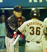 　本塁打を放った一茂を迎える巨人・長嶋茂雄監督＝１９９４年６月１２日