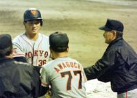 　本塁打を放ち巨人・長嶋茂雄監督に迎えられる一茂＝１９９４年６月