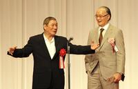 　長嶋茂雄さん（右）と笑顔で話すビートたけし＝２０１０年２月