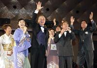 　２００３年１２月、北島三郎（右から２人目）と長嶋茂雄さん（左から３人目）