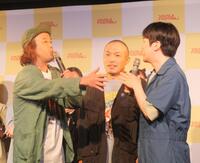 　やついいちろう（左）にいじられ軽い口論を繰り広げるラブレターズ