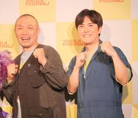 　会見に出席したラブレターズ