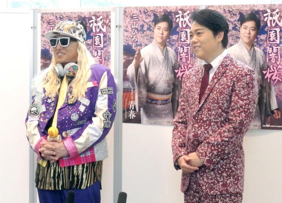 　取材に応じるＤＪ　ＫＯＯ（左）と三山ひろし