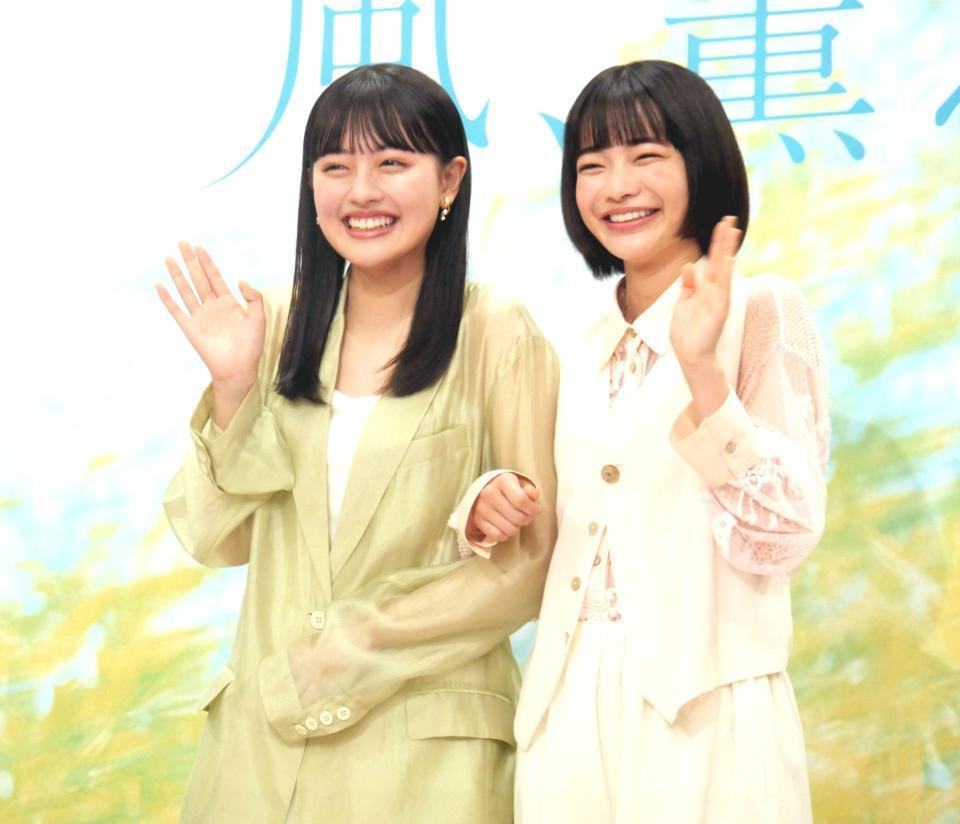 　笑顔を見せる上坂樹里（左）と見上愛