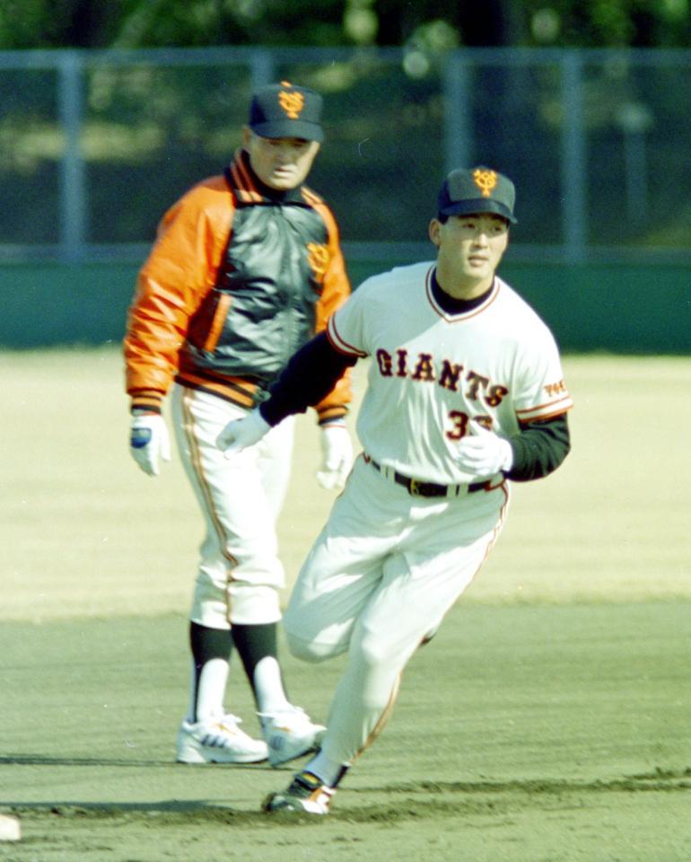 　春季キャンプで一茂の練習を見る長嶋茂雄さん＝１９９３年２月２日