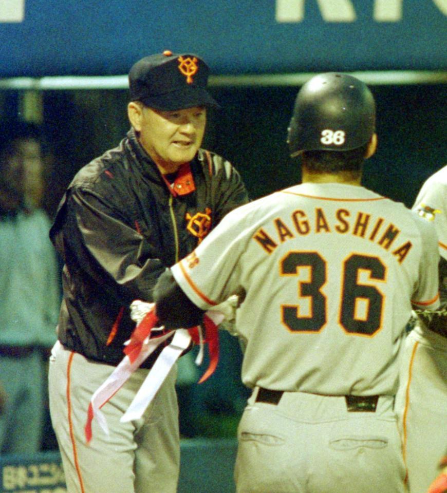 　本塁打を放った一茂を迎える巨人・長嶋茂雄監督＝１９９４年６月１２日