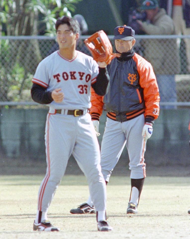 　９３年２月、監督として春季キャンプで一茂（左）の練習を見守る長嶋茂雄さん