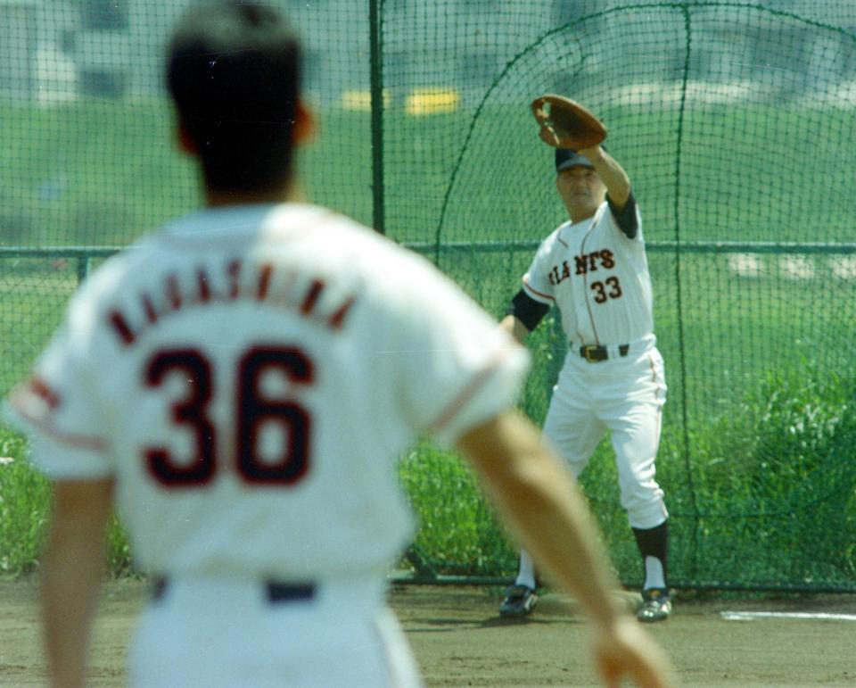　一茂とキャッチボールする長嶋茂雄さん＝１９９３年５月
