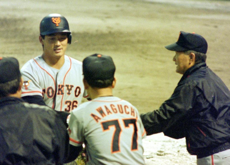 　本塁打を放ち巨人・長嶋茂雄監督に迎えられる一茂＝１９９４年６月