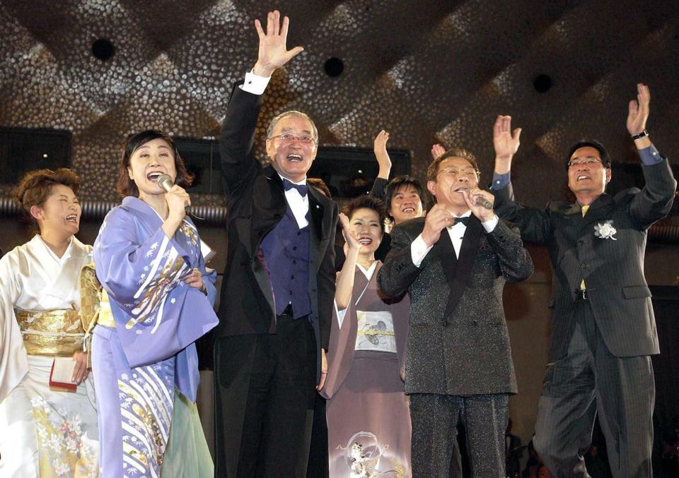 　２００３年１２月、北島三郎（右から２人目）と長嶋茂雄さん（左から３人目）