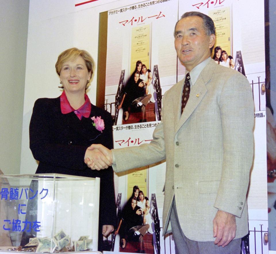 　映画のイベントでメリル・ストリープ（左）と握手をする長嶋茂雄さん＝１９９７年１月