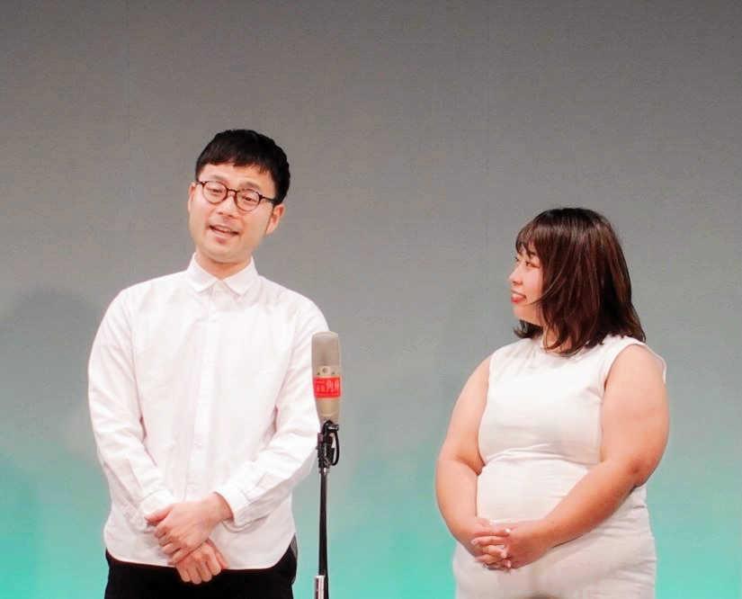 　駆け抜けて軽トラ・小野島徹（左）と餅田コシヒカリ