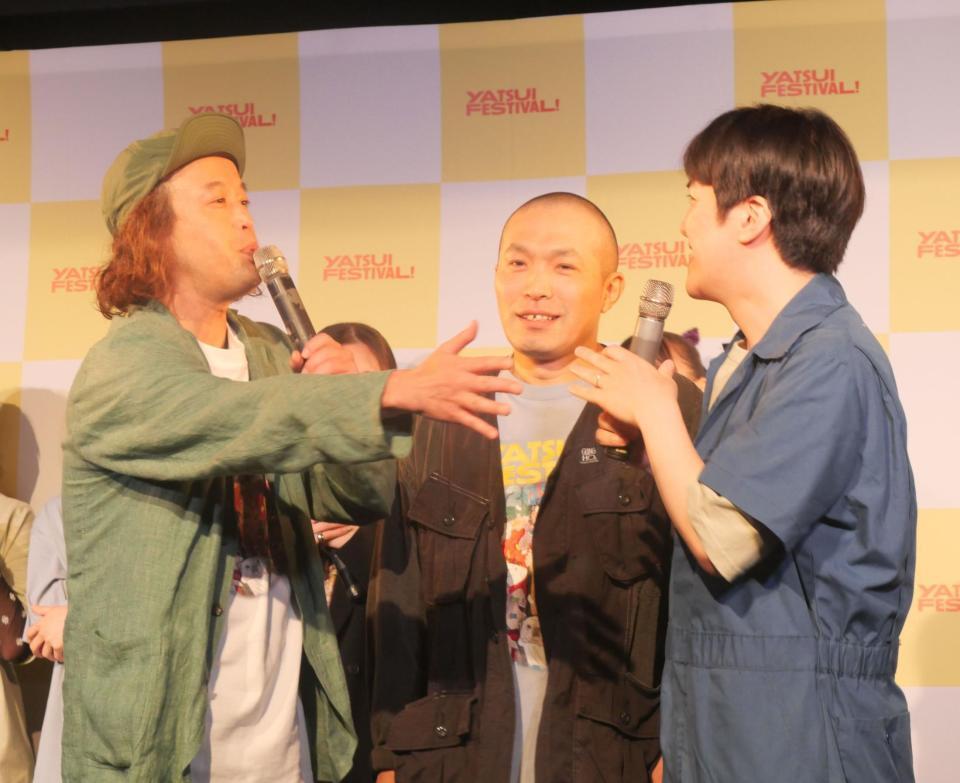 　やついいちろう（左）にいじられ軽い口論を繰り広げるラブレターズ