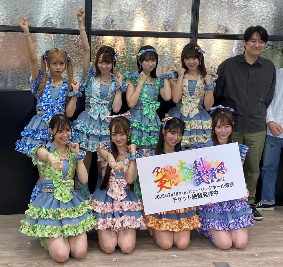 　ポーズを決めるラフ×ラフの（前列左から）高梨結、日比野芽奈、吉村萌南、齋藤有紗、（後列左から）藤崎未来、夏目涼風、永松波留、佐々木楓菜、佐久間宣行氏